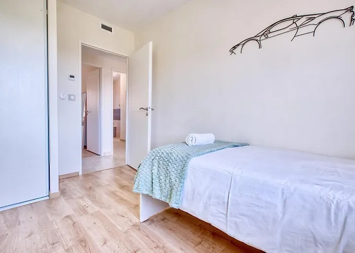 Chill, Biches And Sun